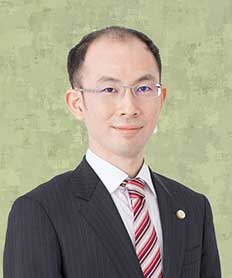 代表弁護士　阿部貴之　写真